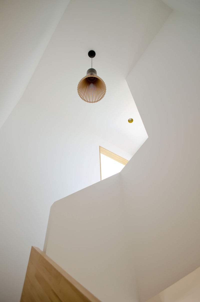 peinture-escalier-murs-plafond-blanche-suspension-bois-clair