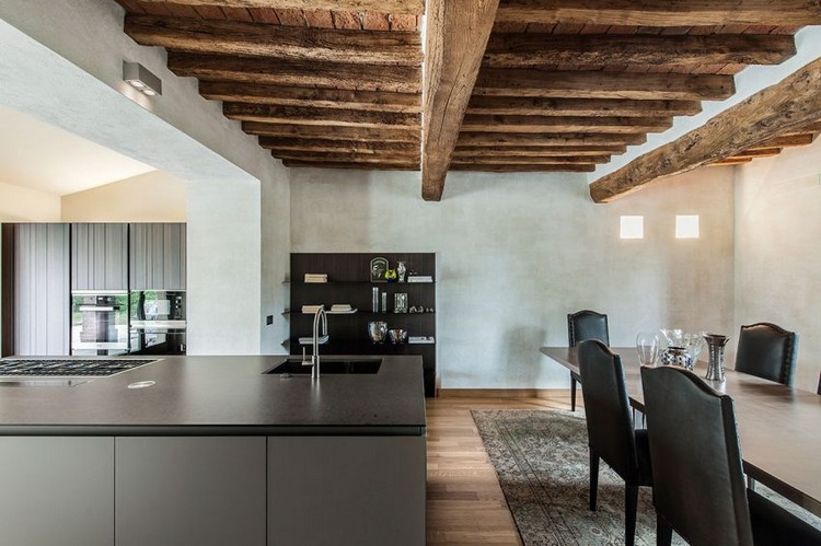 plafond-bois-poutres-apparentes-cuisine-ouverte-meubles-design