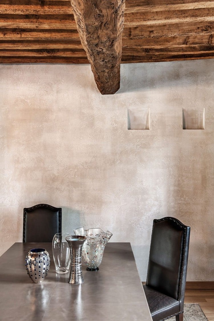 plafond-bois-poutres-apparentes-peinture-effet-beton-table-rectangulaire-chaises-cuir-noir