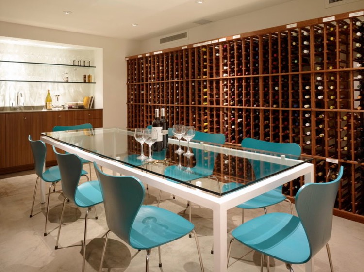 porte-bouteilles-mural-bois-salle-manger-table-verre-blanc-chaises-turquoise