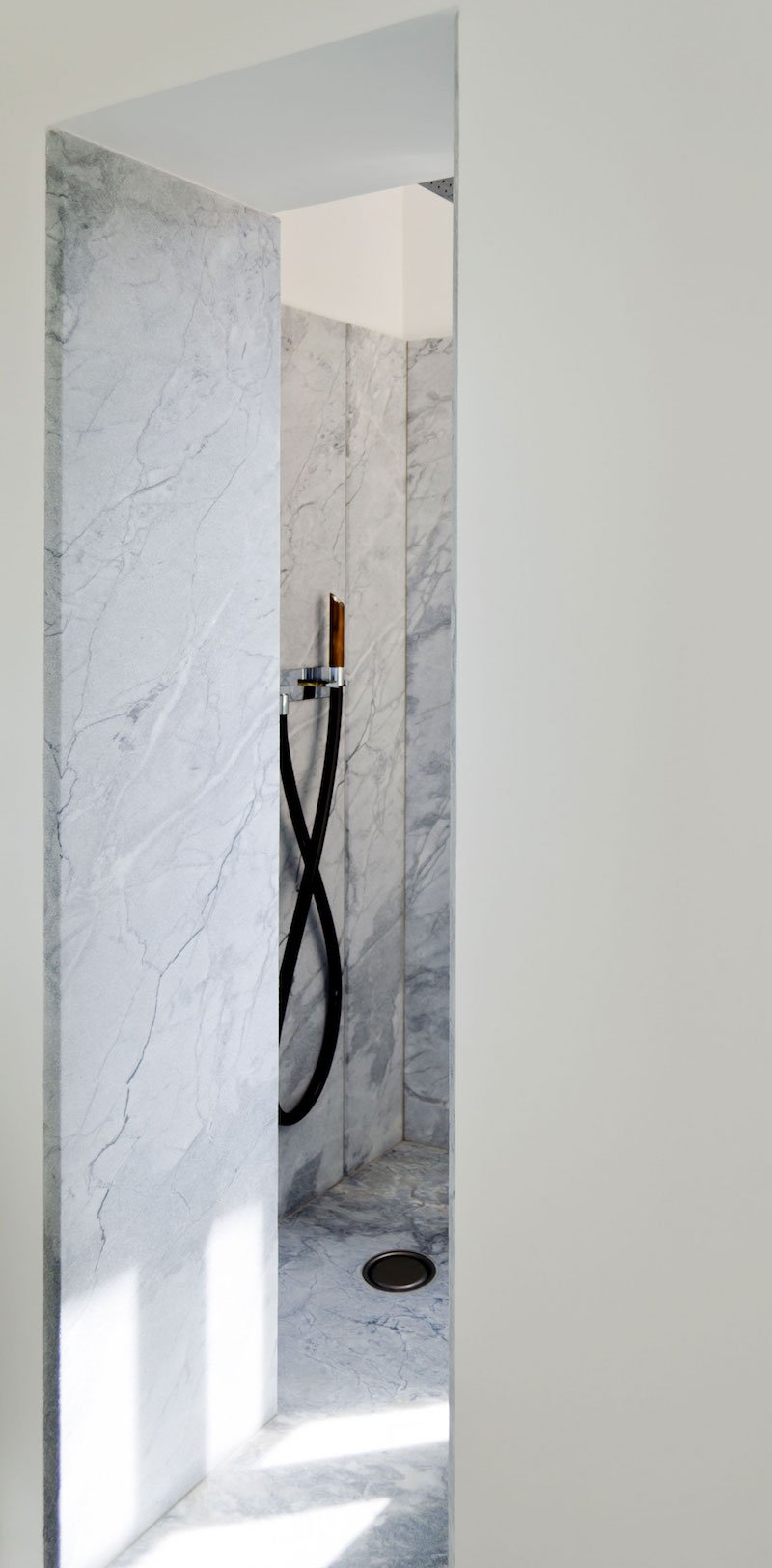 revetement-murs-sol-salle-bain-marbre-gris-douche-italienne