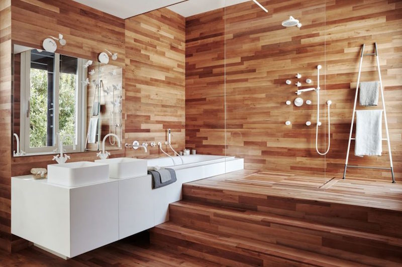 salle-bains-design-2-niveaux-sol-murs-revetus-bois-naturel-cosy