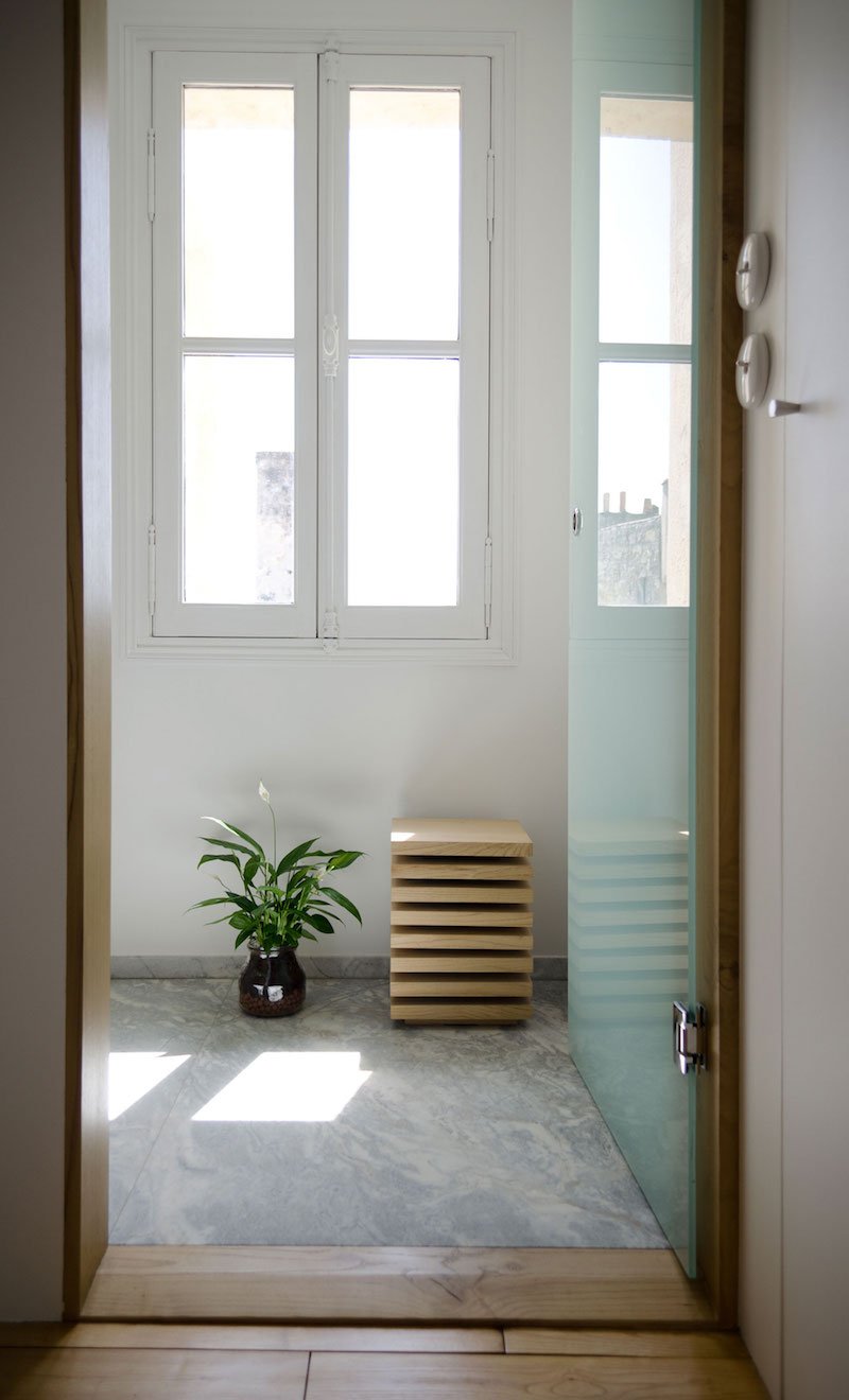 sol-salle-bain-marbre-gris-porte-verre-couloir-parquet-chataignier