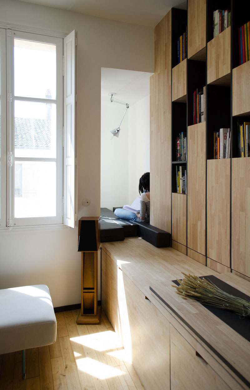 studio-bordeaux-blanc-bois-clair-meubles gain de place et parquet en châtaignier