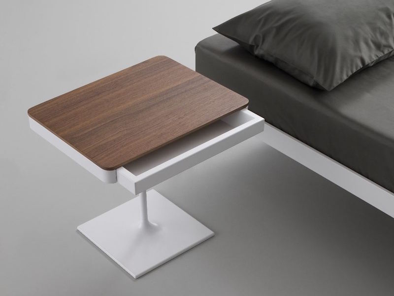 table-nuit-design-plane-pied-central-acier-blanc-plateau-rectangulaire-bois-tiroirs