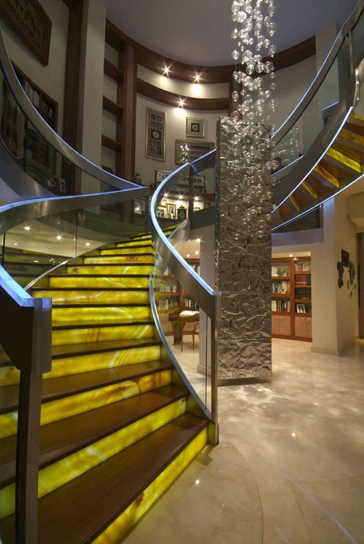 tendance-deco-onyx-escalier-lumineux-sol-marbre