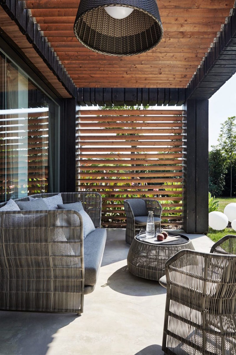 terrasse-couverte-brise-vue-assorti-canape-table-chaises-design-tresses