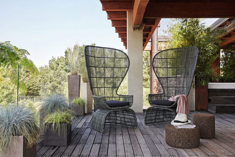 terrasse-jardin-bois-fauteuils-chaises-design-dossiers-hauts-coussins