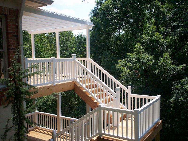 terrasse-suspendue-bois-cedre-barreaudage-pergola-peints-blanc