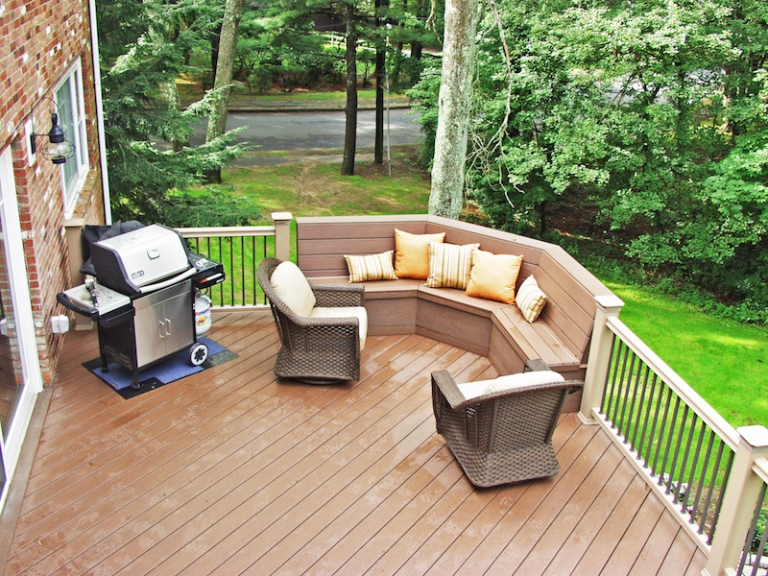 terrasse-suspendue-bois-composite-canapé-angle-barbecue-fauteuils