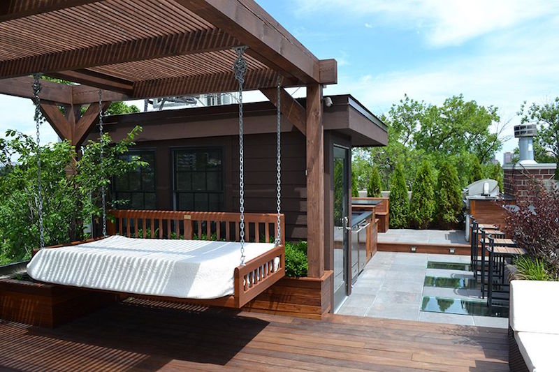 toit-terrasse en bois et dalles de béton avec pergola et lit suspendu sur chaînes terrasse-suspendue-bois-dalles-beton-pergola-lit-suspendu-chaines