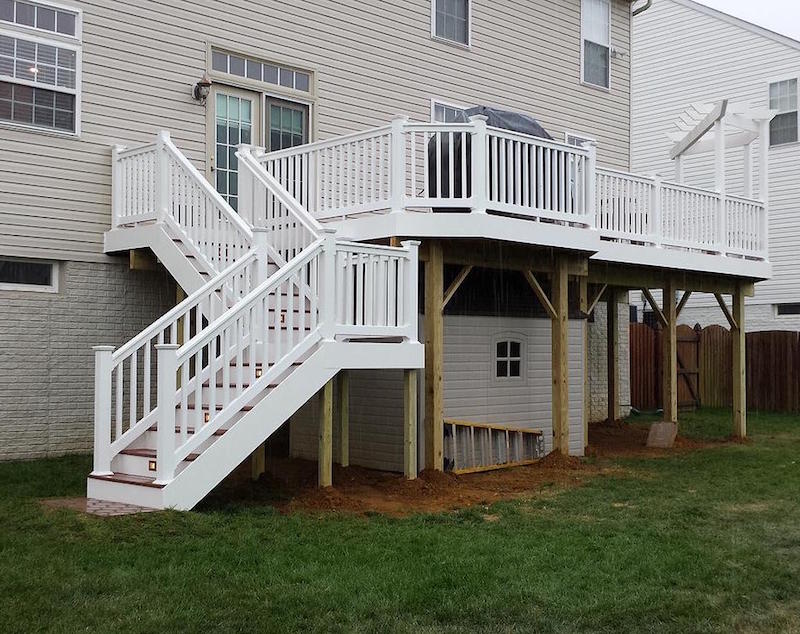 terrasse suspendue en bois peint blanc avec escalier tournant et spots encastrés terrasse-suspendue-bois-peint-blanc-escalier-tournant-spots-encastres