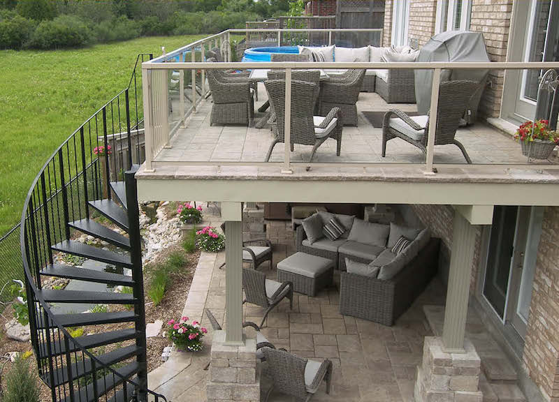 terrasse sur pilotis avec dalles en pierre naturelle et escalier en colimaçon métallique terrasse-suspendue-dalles-pierre-naturelle-escalier-metallique-colimacon