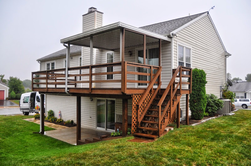 terrasse suspendue avec escalier en bois, couverte de toiture en tôle ondulée terrasse suspendue escalier-bois-couverte-toiture-tole-ondulee