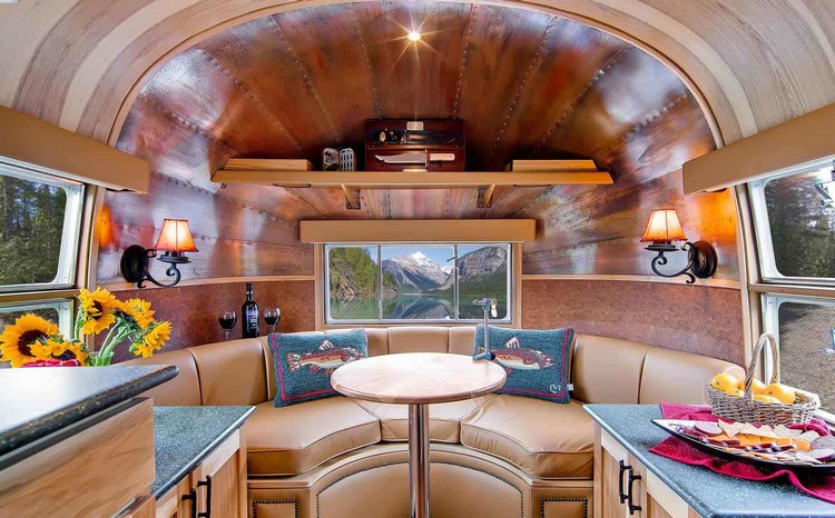 vacances-camping-car-airstream-interieur-plafond-bois-canape-cuir