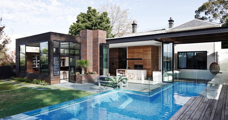agrandissement-maison-en-bois-bardage-bois-sombre-portes-fene%cc%82tres-piscine-moderne-pool-house