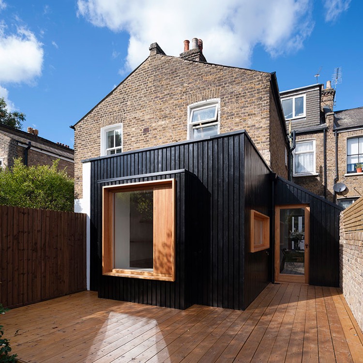 agrandissement-maison-en-bois-noir-style-contemporain