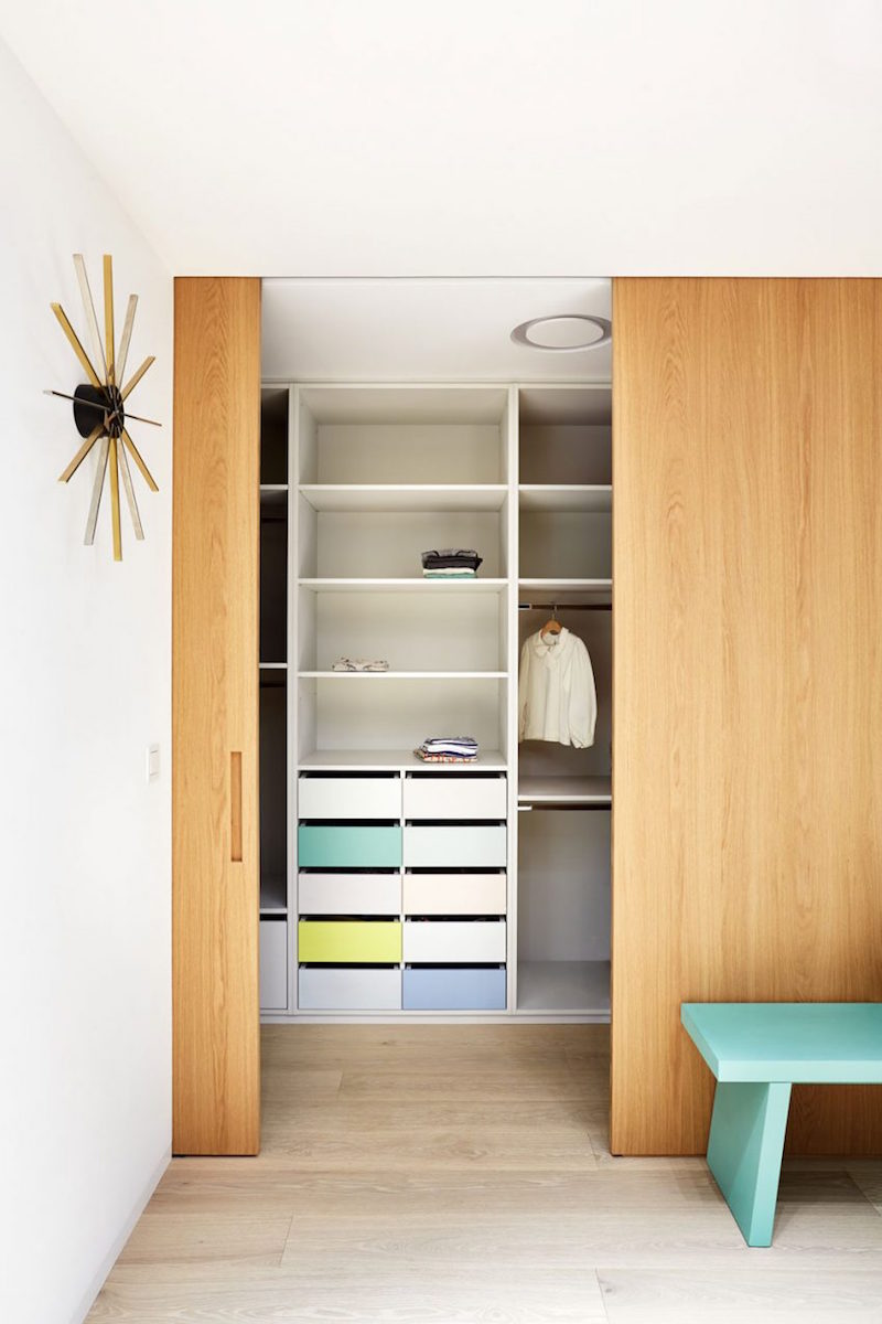 armoire-dressing portes en bois clair-naturel-etageres-tiroirs-penderie