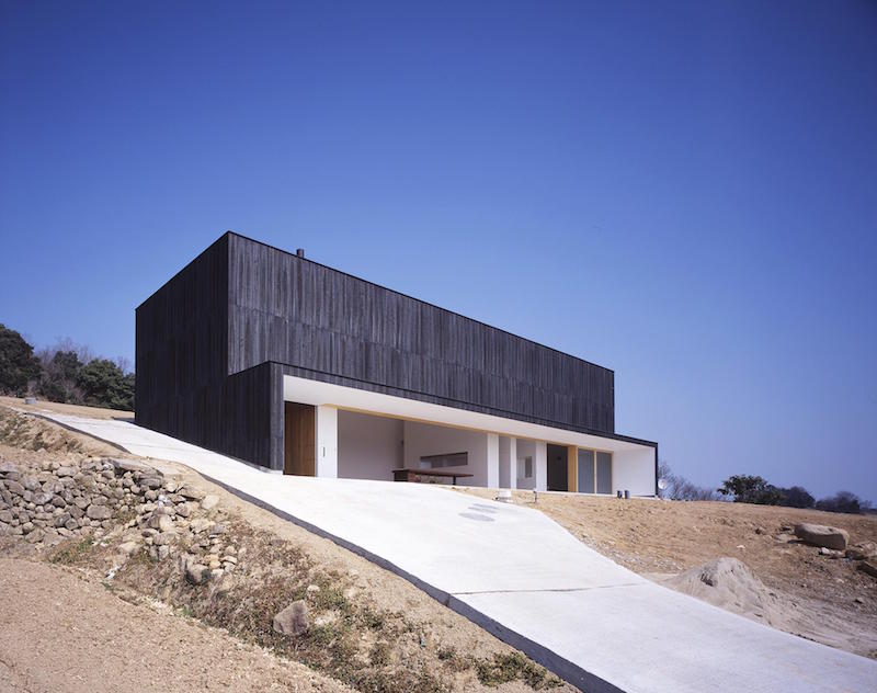 bardage-bois-brule-maison-atelier-ushimado-tezuka-architects