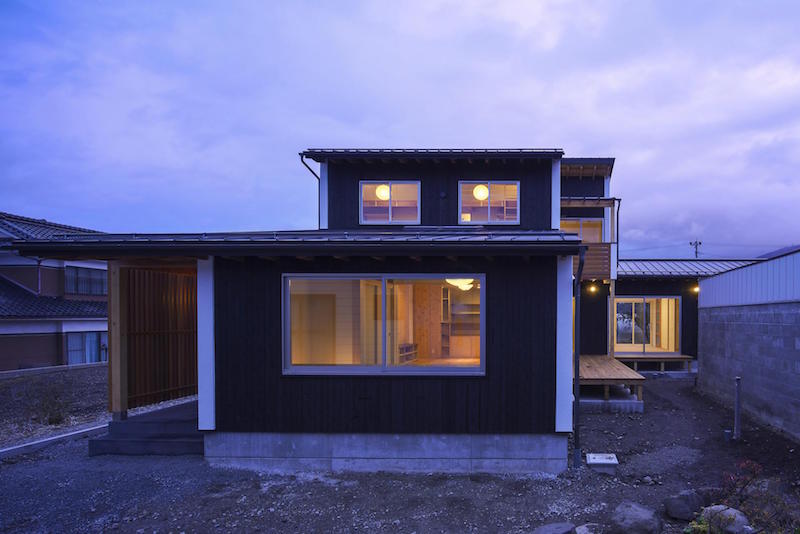 bardage-bois-brule-maison-design-yakisugi-house-mtkarchitects