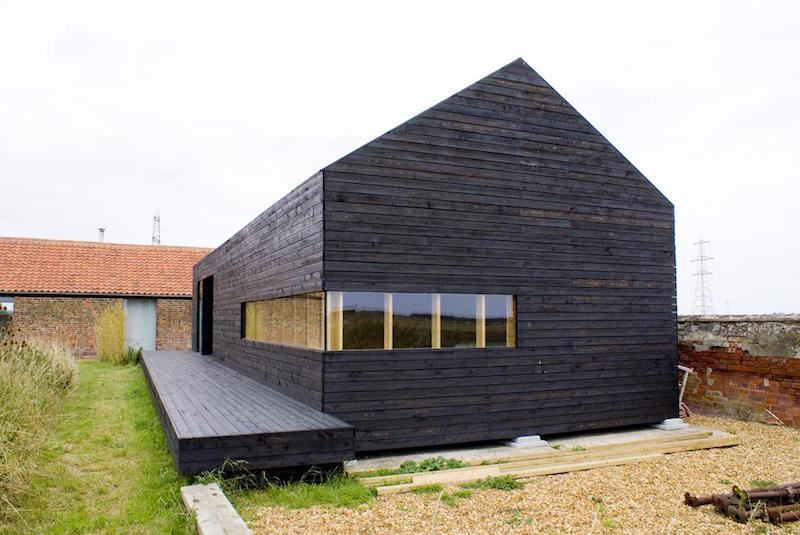 bardage bois brule-maison-grange-stealth-barn-carl-turner-architects