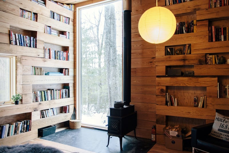 bibliothèque bois massif niches-rangement-livres-poele-bois