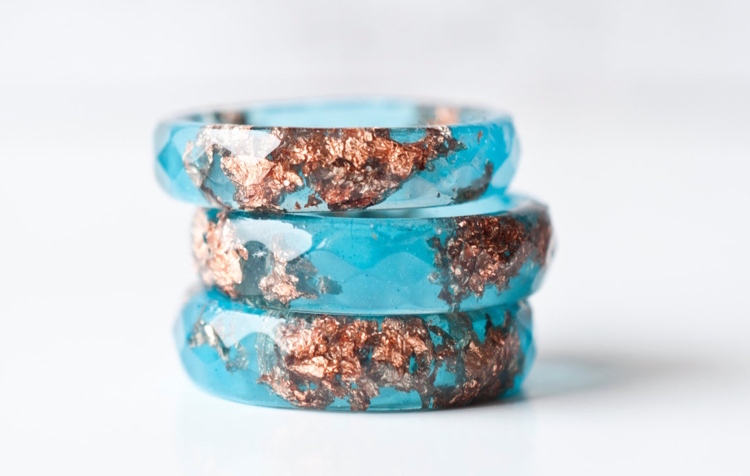 bijoux-resine-faire-soi-meme-anneaux-bleu-incrustations-cuivrees