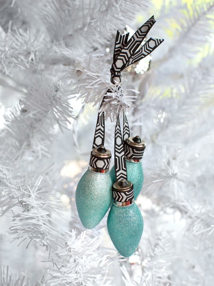 Boule de Noël sapin-branches-enneigees-paillettes-bleues