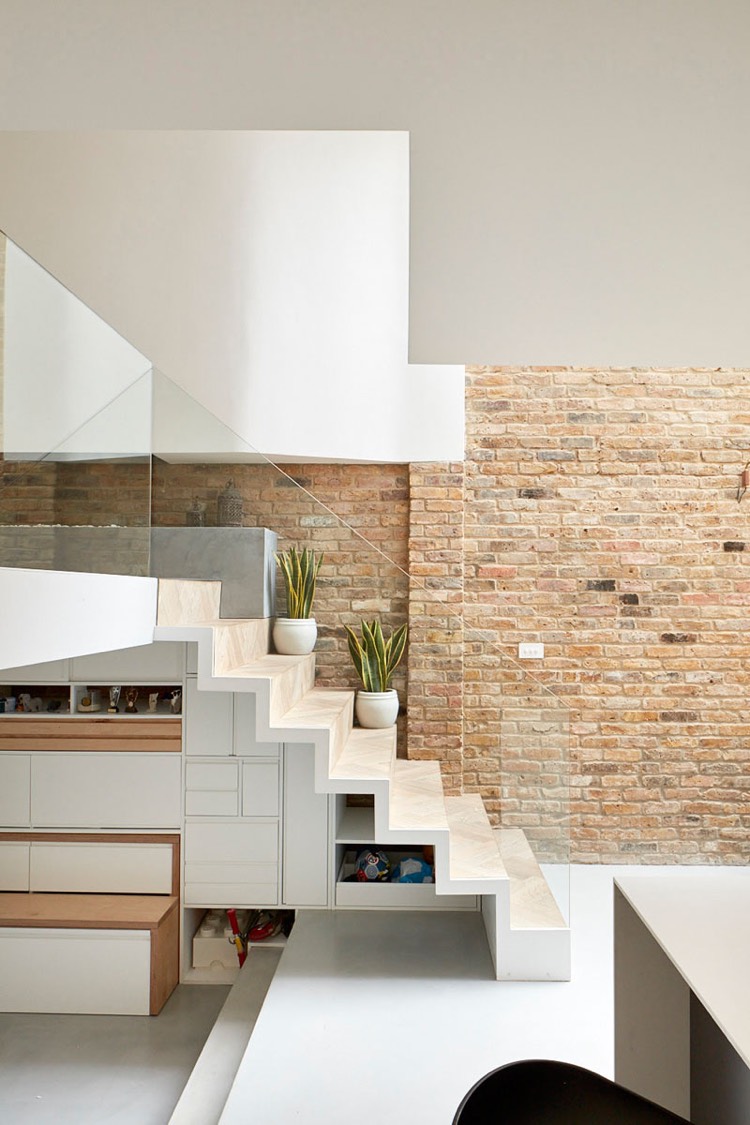 briques-de-parement-rangement-sous-escalier-garde-corps-verre