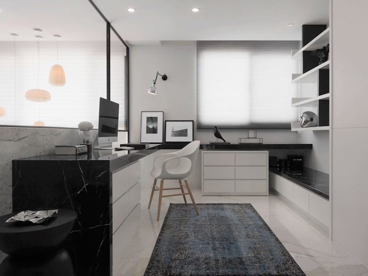 bureau-domicile-noir-blanc-plan-travail-marbre-noir-mobilier-bureau-blanc