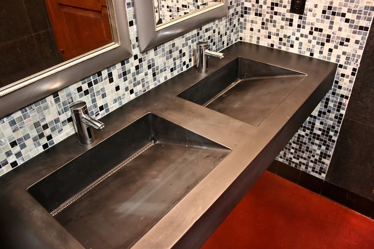 beton-cire-salle-bain-lavabo-double-bac-veton-noir-mosaique-pate-verre