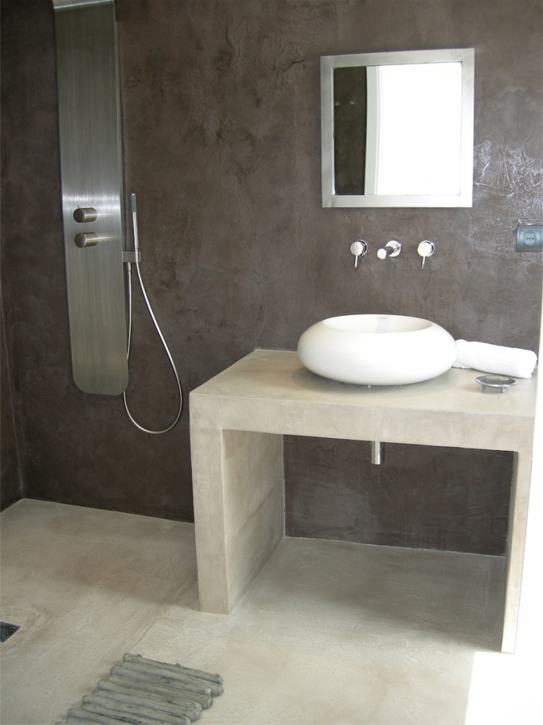 beton-cire-salle-bain-plan-vasque-revetement-mural-cabine-douche-italienne
