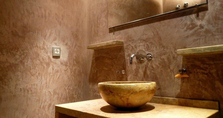 beton-cire-salle-bain-revetement-muralemarron-vasque-poser
