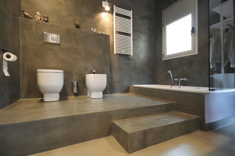 beton-cire-salle-bain-sol-marches-murs-baignoire-bidet