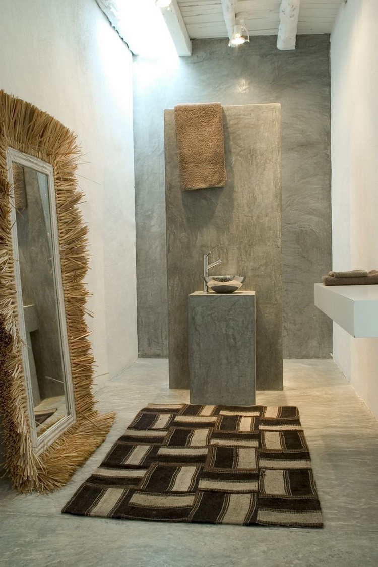beton-cire-salle-bain-sol-murs-ambiance-vintage-tapis-mur-dore