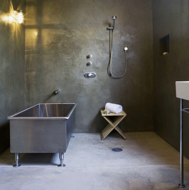 beton-cire-salle-bain-style-lodt-baignoire-metallique-tabouret-bois