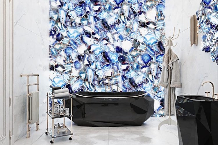 carrelage-marbre-blanc-baignoire-noire-facettee-deco-murale-agate-bleue