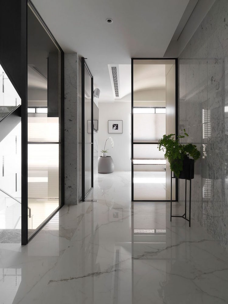 carrelage-marbre-blanc-couloir-verriere-moderne