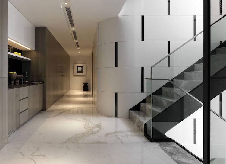 Carrelage marbre blanc,déco en marbre noir et accents bleus Escalier Carrelage désign