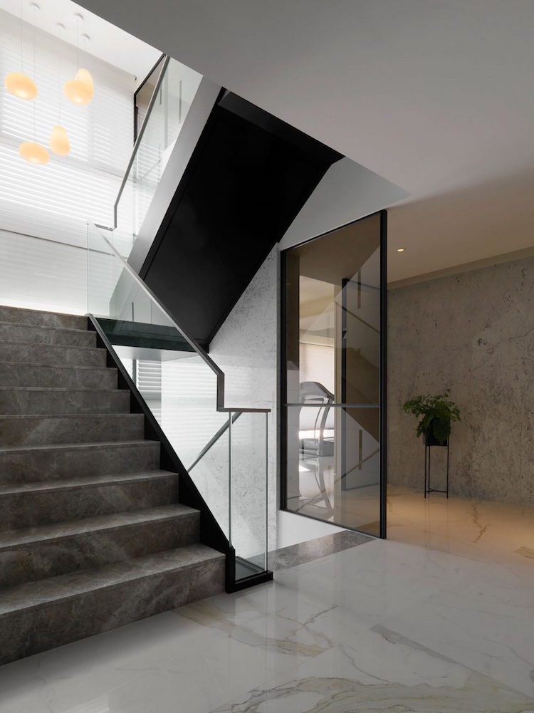carrelage-marbre-blanc-escalier-droit-marches-marbre-gris