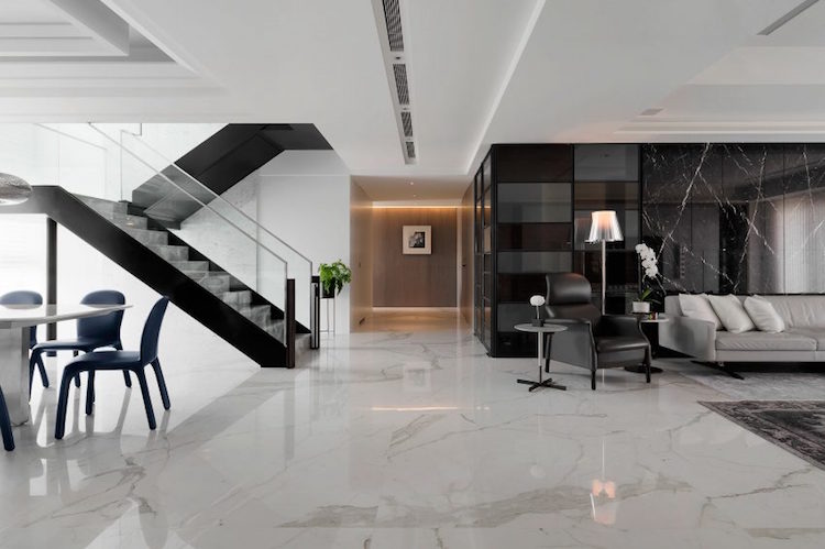 carrelage-marbre-blanc-salon-glamoiur-deco-murale-marbre-noir-escalier-interieur-droit