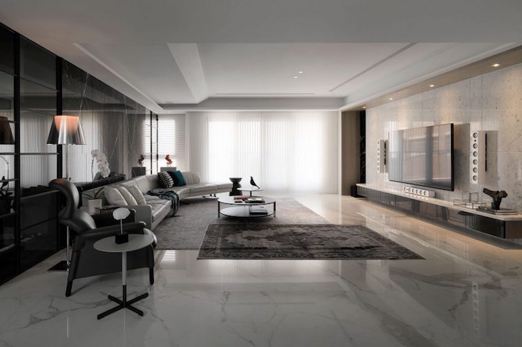 carrelage-marbre-blanc-salon-luxe-canape-panoramique-tapis-gris