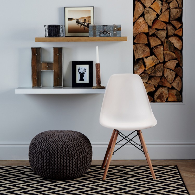 chaise-vitra-eames-blanc-bois-pouf-crochet-tapis-scandinave