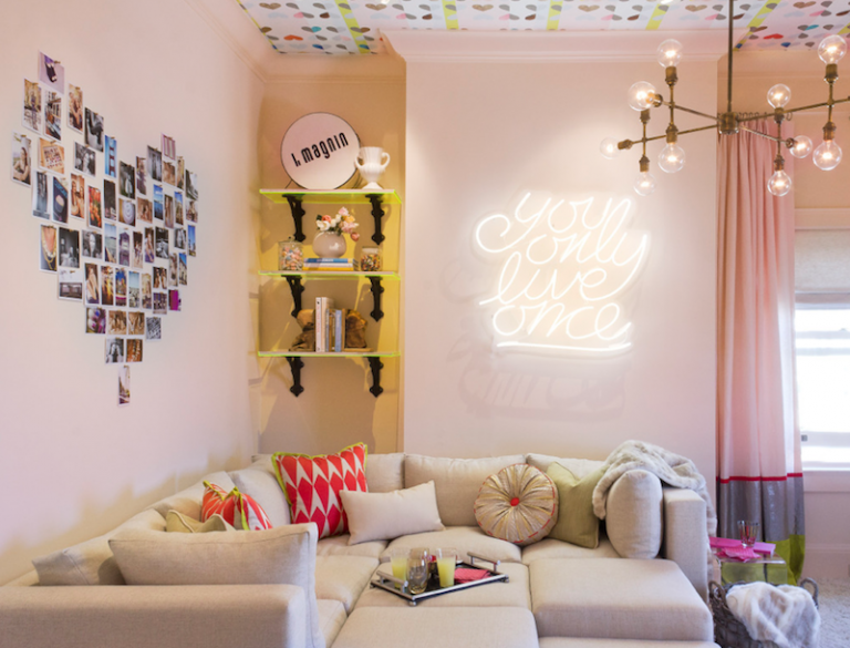 chambre-ado-fille-decoree-collage-photos-lettrage-neon-yolo