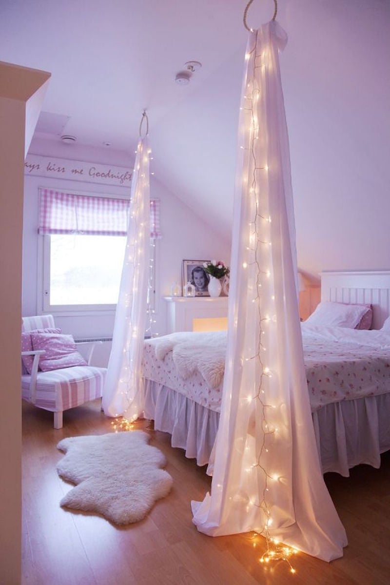 chambre-ado-fille-romantique-voilages-guirlandes-suspendus-plafond