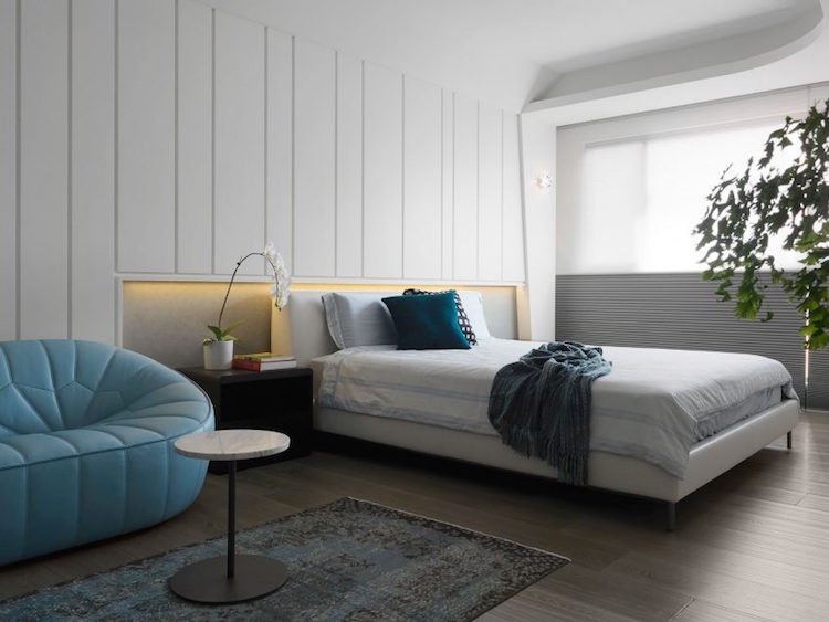 chambre-blanche-niche-lumineuse-canape-bleu-pastel-table-appoint-marbre
