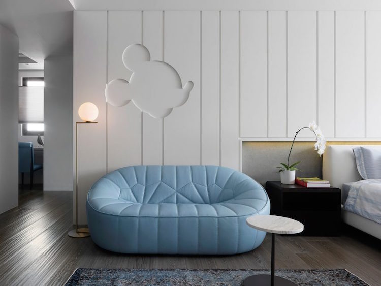 chambre-blanche-panneau-mural-deco-mickey-mouse-canape-bleu-pastel