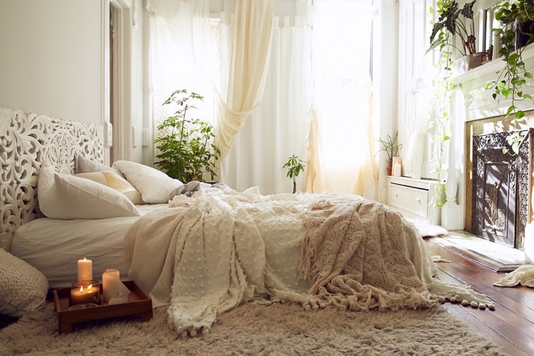chambre-boheme-blanche-couvre-lit-crochet-pompons-tete-lit-ornements-orientale-deco-bougies