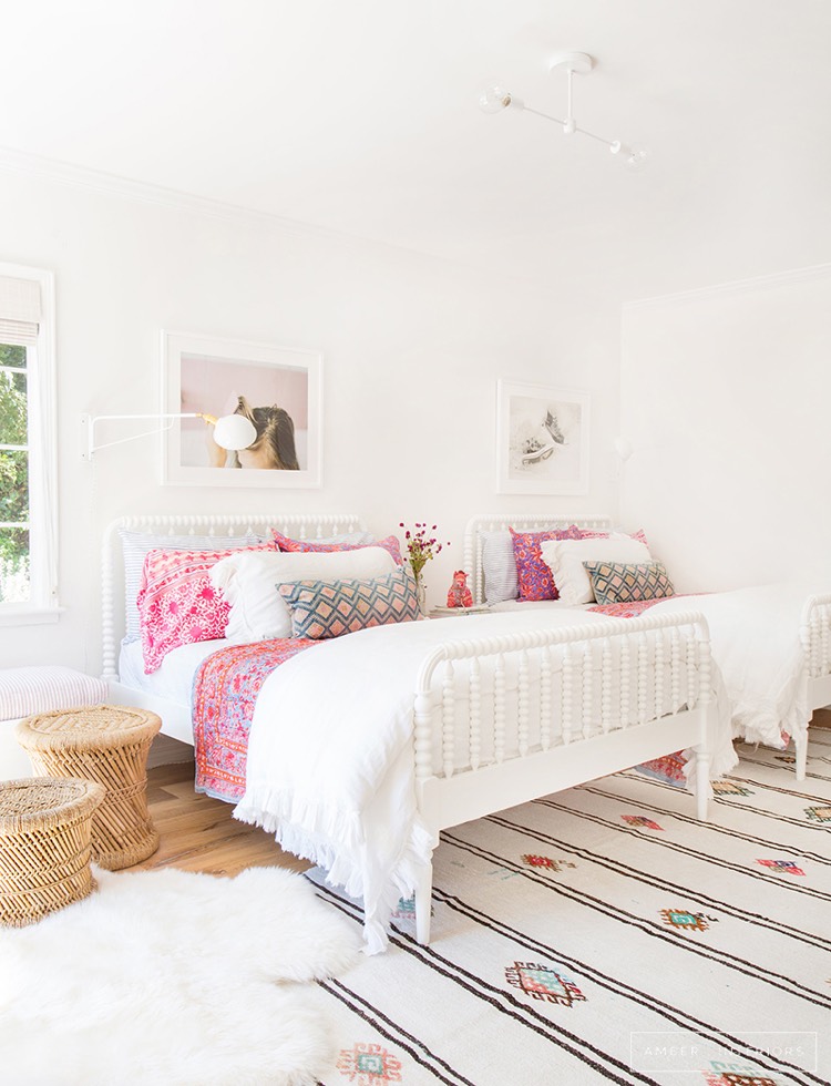 chambre-boheme-blanche-couvre-lit-franges-coussins-roses-motifs-divres-tapis-motif-navajo