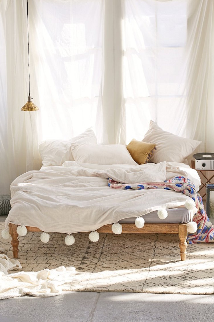 chambre-boheme-blanche-couvre-lit-pompons-suspension-metal-tapis-geometrique